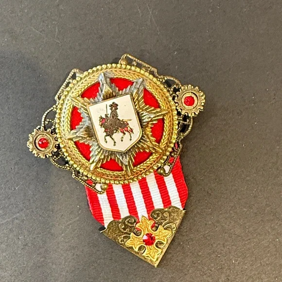 Red and Gold Decorative Medal Brooch - Picture 1 of 4